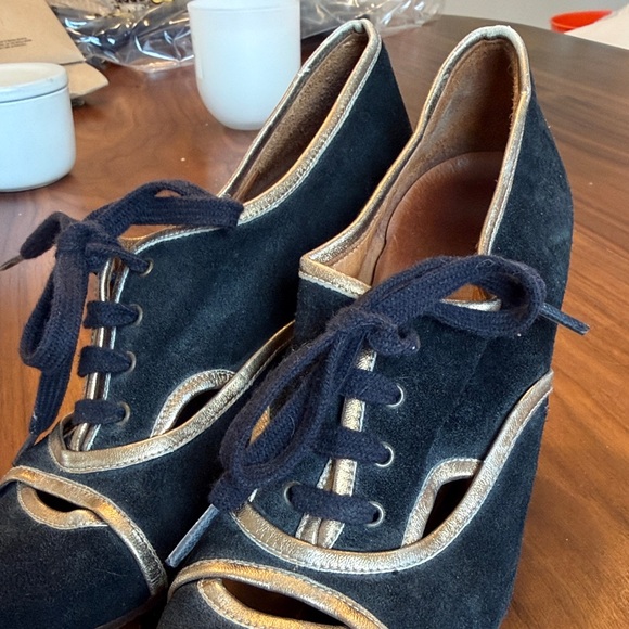 Elegant Black and Gold Women's Heels - Picture 2 of 4